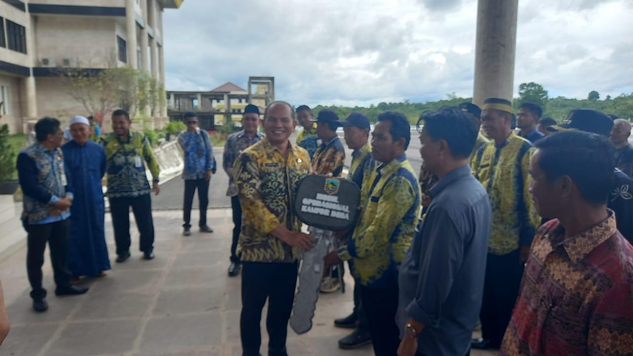 Bupati Kotabaru serahkan mobil operasional kepada Kepala Desa. Foto: Putri/lenterakalimantan.com