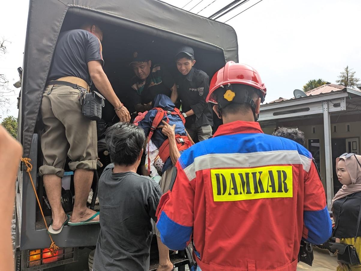 Petugas piket DPKP Banjar regu Pleton 2 evakuasi warga terdampak banjir, Kamis (30/1/2025). Foto: DPKP Banjar