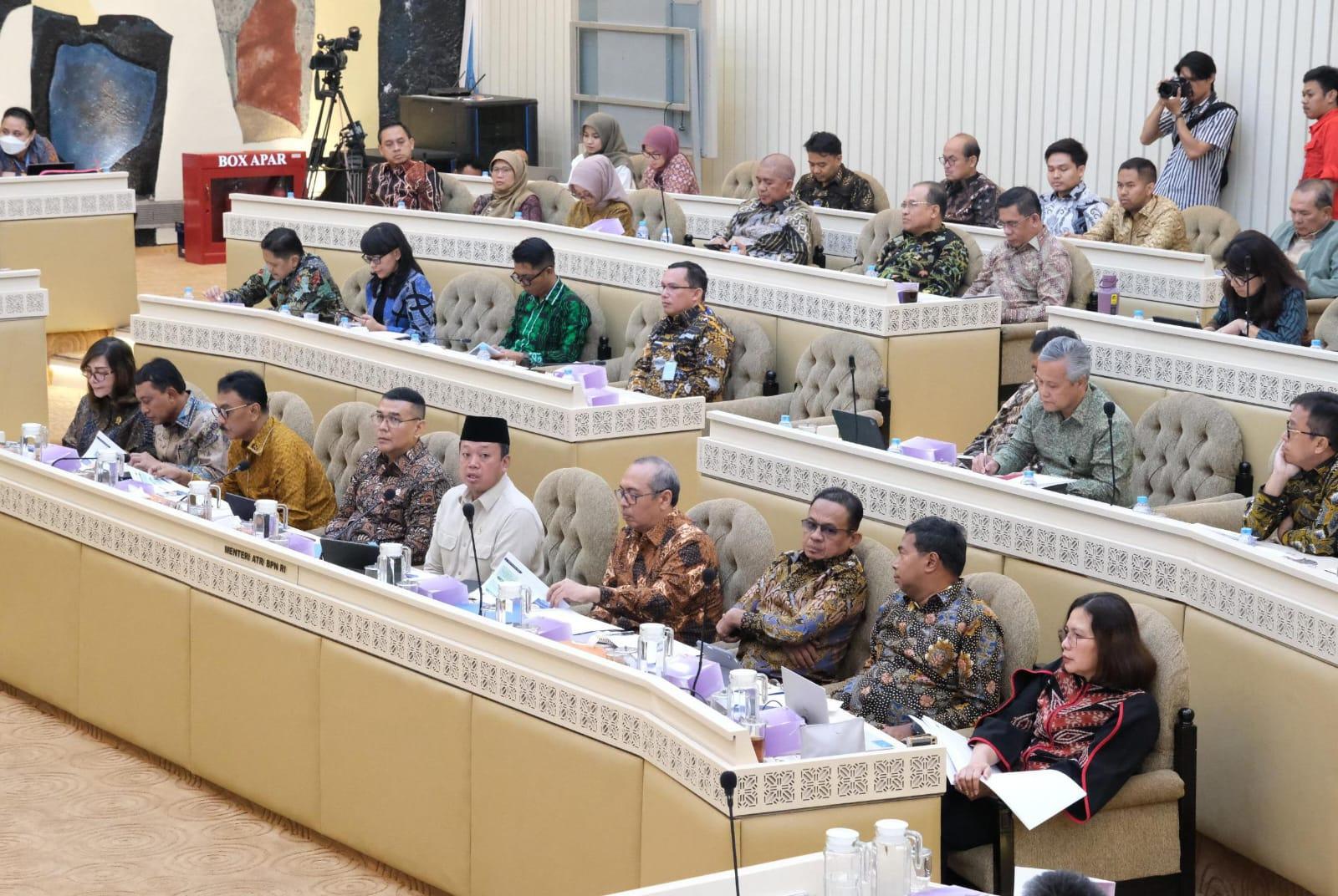 Suasana rapat kerja Kementerian ATR/BPN bersama Komisi II DPR RI yang berlangsung di Gedung Nusantara II, Kamis (30/1/2025). Foto: Humas Kementerian ATR/BPN