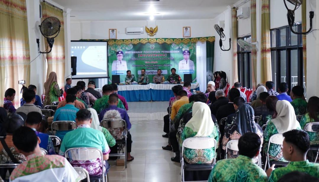 Camat Rahmadi, saat membuka secara resmi musrenbang yang berfokus pada 10 usulan pembangunan infrastruktur, di Aula Kecamatan Halong, Balangan. Foto: MC Balangan