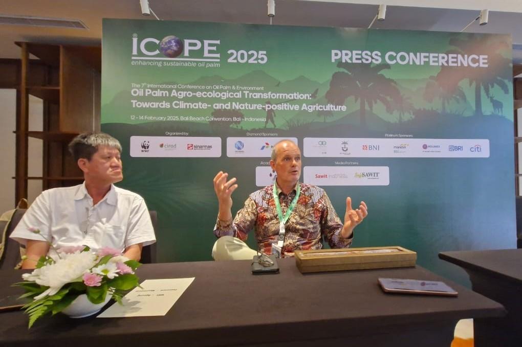 Peneliti Satuan Tugas Kelapa Sawit Uni Internasional Untuk Konservasi Alam (IUCN), Erick Meijaard (kanan) dan Darmawan Liswanto (kiri)