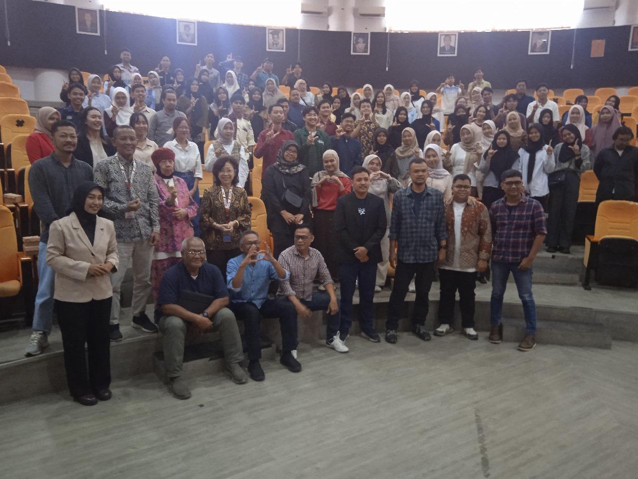 Narasumber dan peserta Diskusi Membangun Kolaborasi Investigasi dan Inovasi Media Besar dan Kecil Menuju Pers Berkualitas di Lecture Theatre FISIP ULM. Foto: Panitia PWI Kalsel