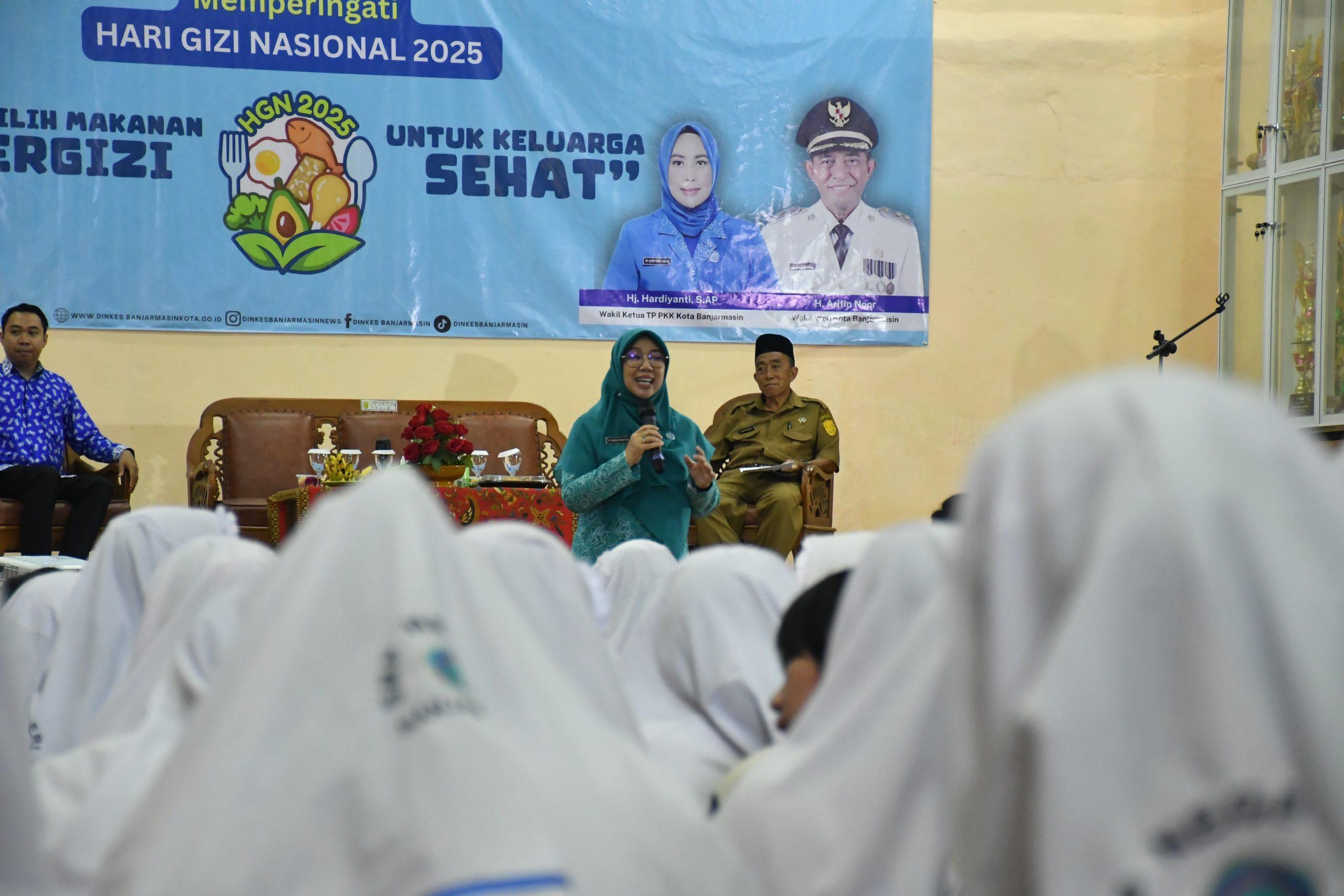 Ketua TP PKK Kota Banjarmasin, Hj Siti Wasilah memberikan sambutan serta arahan kepada 185 Siswi SMP Negeri 1 Banjarmasin, Selasa (4/2/2025). Foto: Pemko Banjarmasin