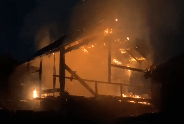 Satu rumah di Jalan Sungai Mesa, Gang Darussalam II, Seberang Masjid, Banjarmasin Tengah terbakar, Jum'at (14/2/2025). Foto: Tangkapan Layar