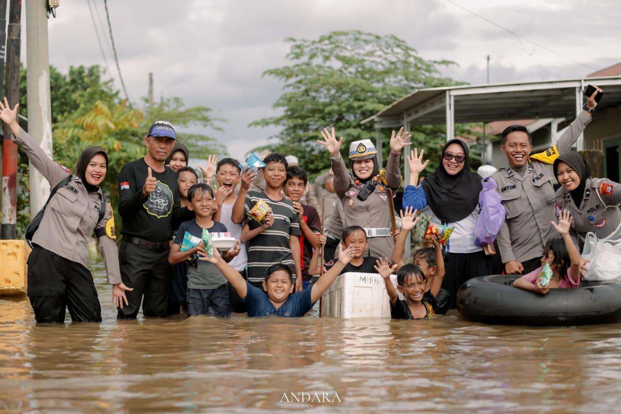 Keseruan personel Satlantas Polres Banjar, Bhabinkamtibmas serta warga usai bhakti sosial, Sabtu (1/2/.2025). Foto: Satlantas Polres Banjar