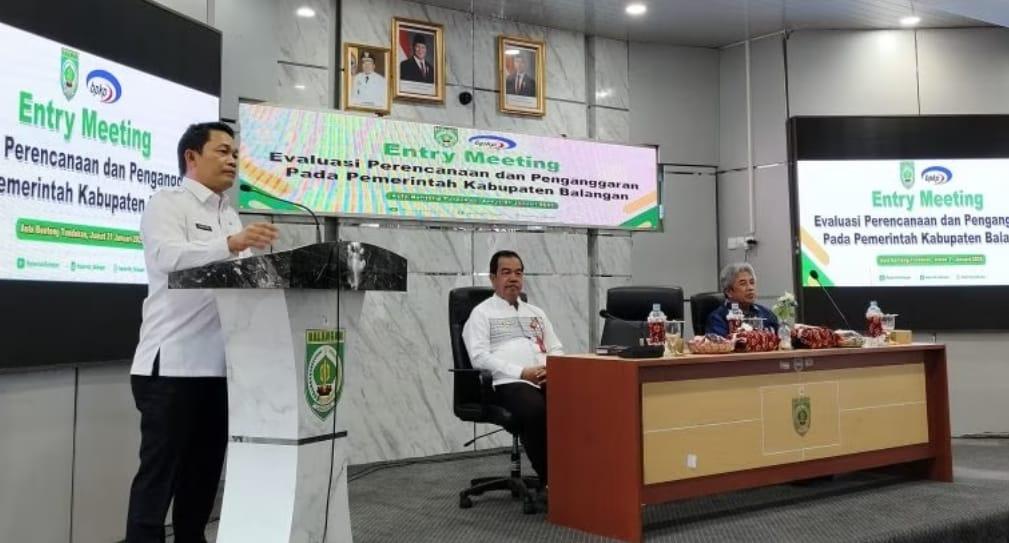 Bupati Balangan, Abdul Hadi, saat mengemukakan pendapat di Entry Meeting, yang berkaitan dengan Evaluasi Perencanaan dan Penganggaran Pemkab Balangan di Aula Benteng Tundakan, Paringin Selatan. Foto: Windi/lenterakalimantan.com