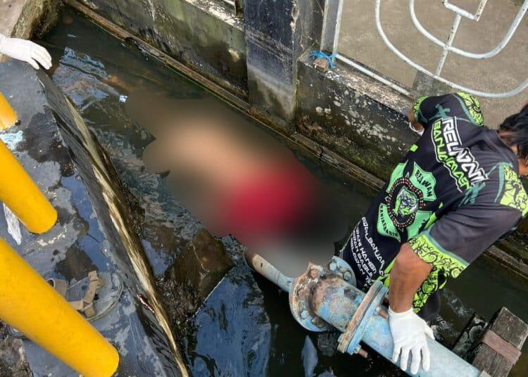 Relawan emergensi saat hendak melakukan tahap evakuasi jenazah yang ditemukan mengapung di saluran air di area Jembatan Kayu Tangi 2 Banjarmasin, Senin (3/2/2025). Foto: Humas Polsek Banjarmasin Utara