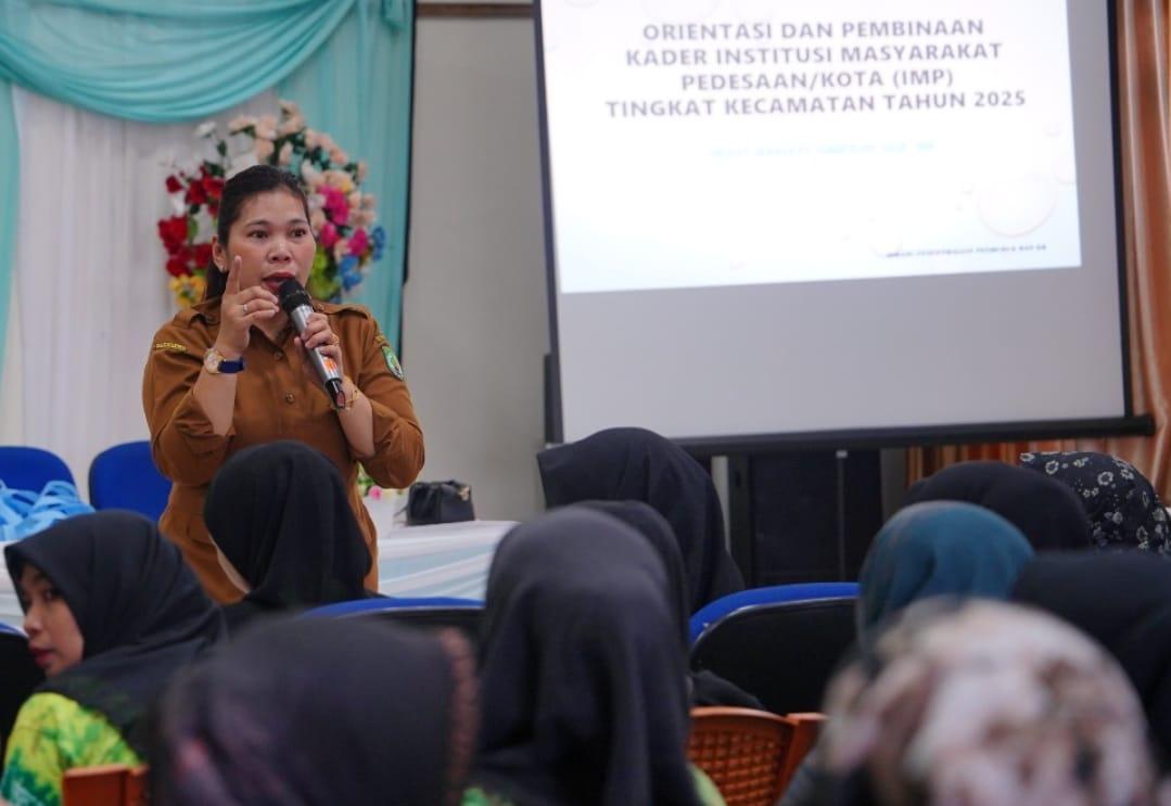 Denny Mariaty Simbolon saat memberikan materi di Kegiatan orientasi dan pembinaan, bagi 107 kader Institusi Masyarakat Pedesaan/Kota (IMP), yang berlangsung di Kecamatan Juai, Kabupaten Balangan.Foto: Windi/lenterakalimantan.com