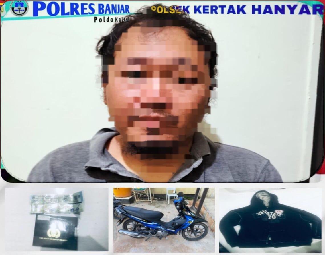 Polisi amankan pelaku beserta barang bukti pencurian di parkiran Masjid Nurul Qomar. Foto: Polsek Kertak Hanyar