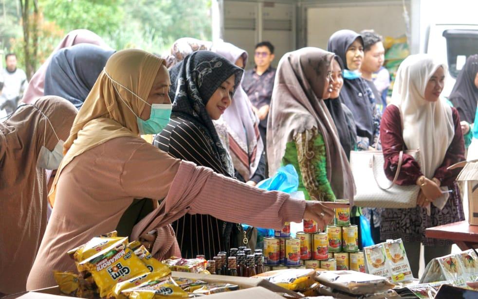Kegiatan Gerai Pangan Murah yang diadakan di Halaman Kantor Kecamatan Paringin Selatan, Kabupaten Balangan, nampak dipadati pembeli. Foto: Windi/lenterakalimantan.com