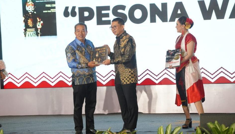 Gubernur Kalsel H Muhidin mendapatkan Anugerah Pena Mas dari Persatuan Wartawan Indonesia (PWI)