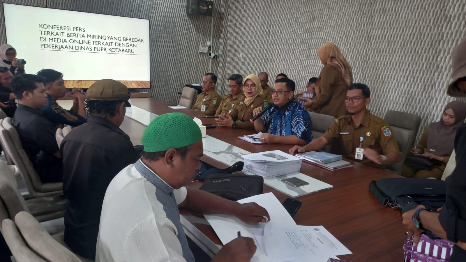 Kadis PUPR Kotabaru bersama kuasa hukumnya mengadakan konferensi pers di ruang meeting Dinas PUPR Kotabaru. Foto: Putri/lenterakalimantan.com