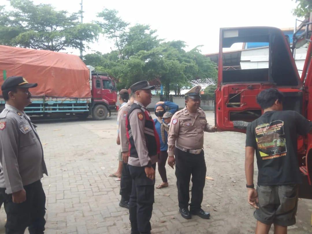 Personel Polsek KPL Banjarmasin memberikan arahan kepada sopir truk untuk mengecek kondisi kendaraan sebelum memulai aktifitas. Foto: Polsek KPL Banjarmasin