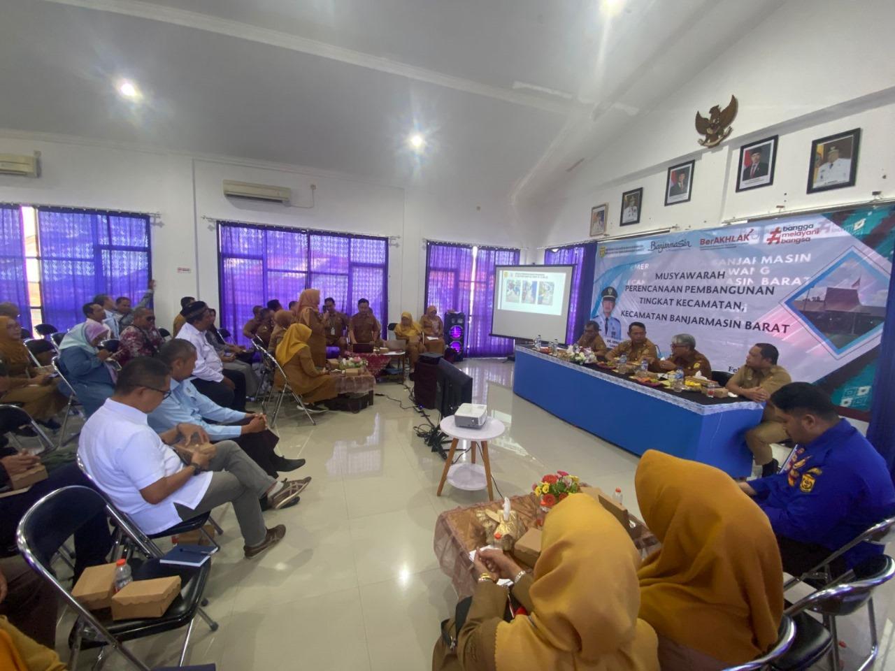 Musrenbang Kecamatan Banjarmasin Barat di Aula Kelurahan Telawang hadirkan berbagai stakeholder dari pemerintah, organisasi masyarakat, perwakilan perusahaan setempat. Foto: Dani/Istimewa