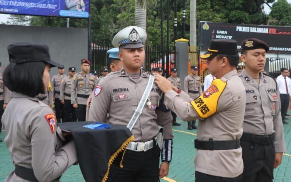 Gelar Pasukan di Halaman Mapolres setempat, Wakapolresta Balangan, Kompol Muhammad Irfan, saat menyematkan pita kepada salah satu anggota Satlantas di Operasi Keselamatan Lalu Lintas Intan 2025, selama 14 hari, mulai 10 hingga 23 Februari 2025. Foto: Humas Polres Balangan