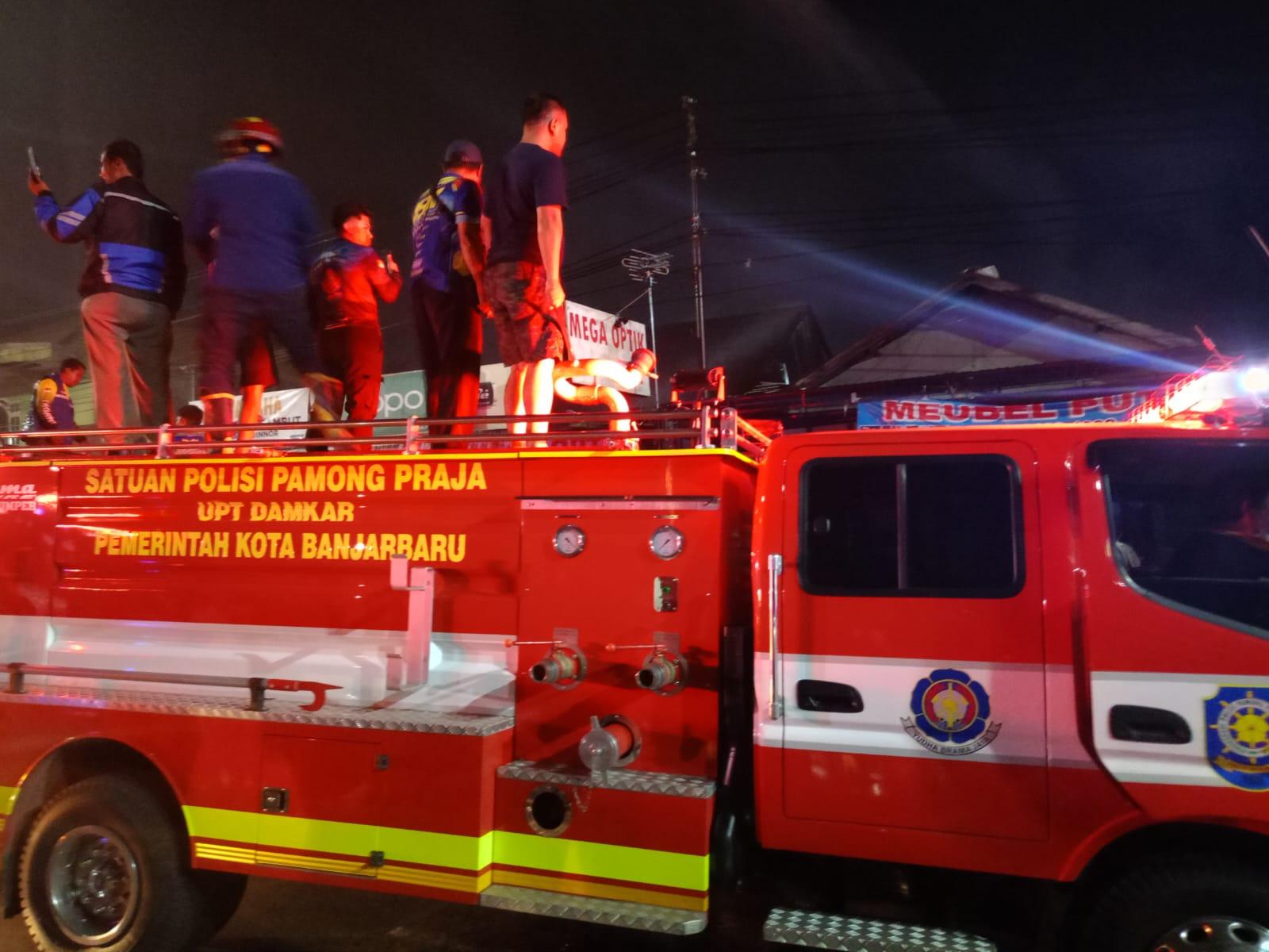 Satuan Polisi Pamong Praja (Satpol PP) Unit Pelayanan Teknis (UPT) Damkar Kota Banjarbaru saat dilokasi kejadian kebakaran. Foto: UPT BDamkar Kota Banjarbaru
