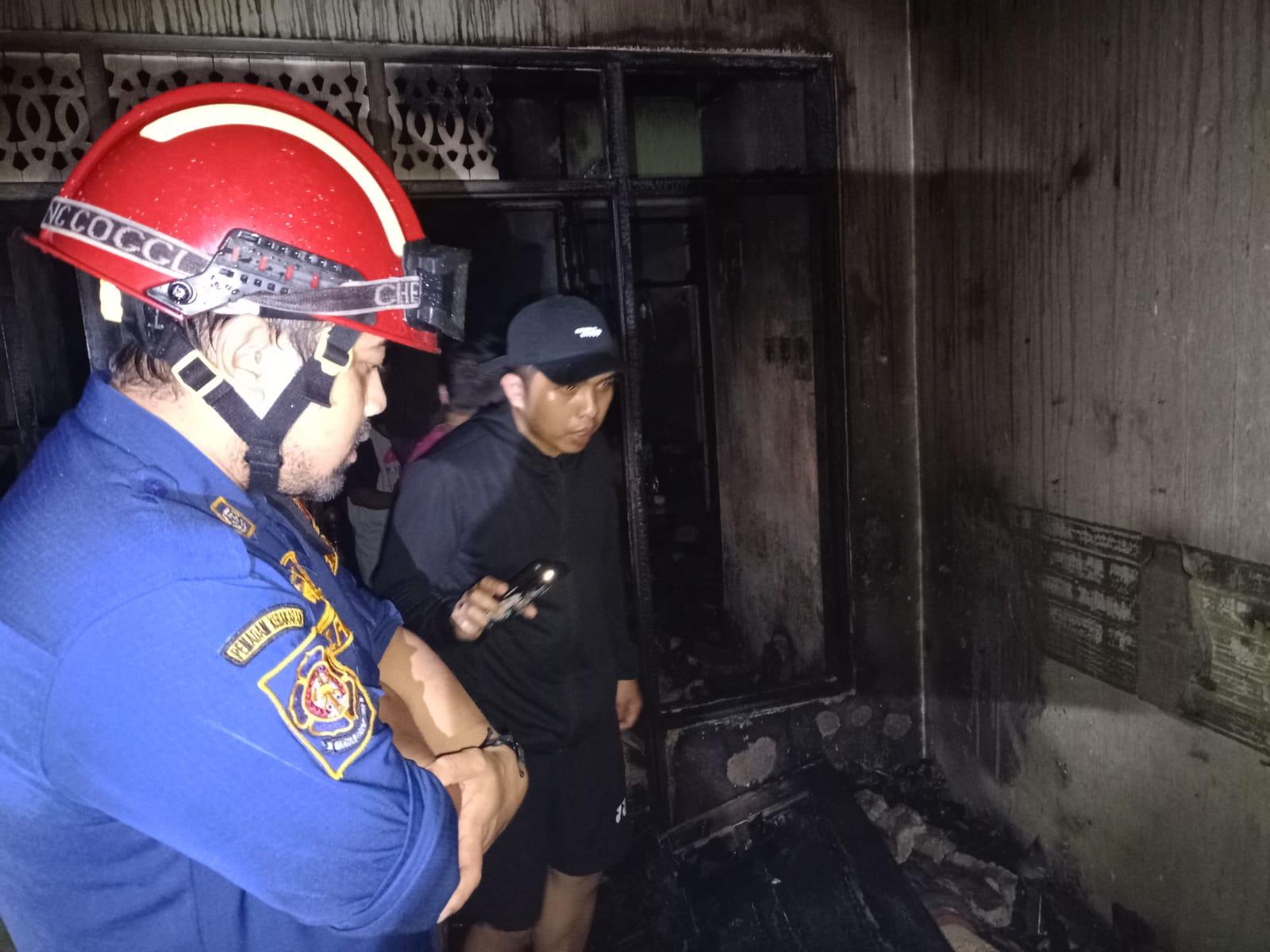 Petugas sedang melakukan pendataan dilokasi kejadian, Rabu (12/2/2025). Foto: UPT Damkar Kota Banjarbaru