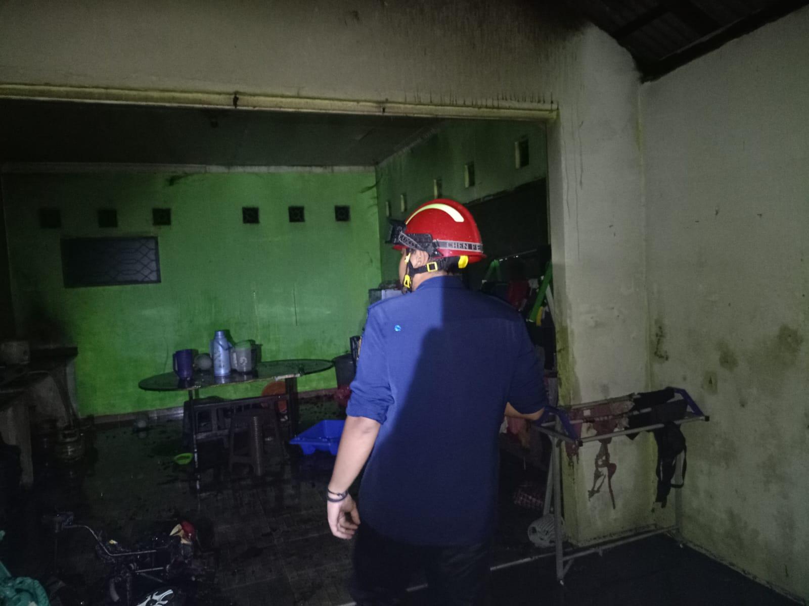 Personel UPT Damkar Kota Banjarbaru lakukan pengecekan di lokasi kejadian kebakaran. Foto: UPT Damkar Kota Banjarbaru