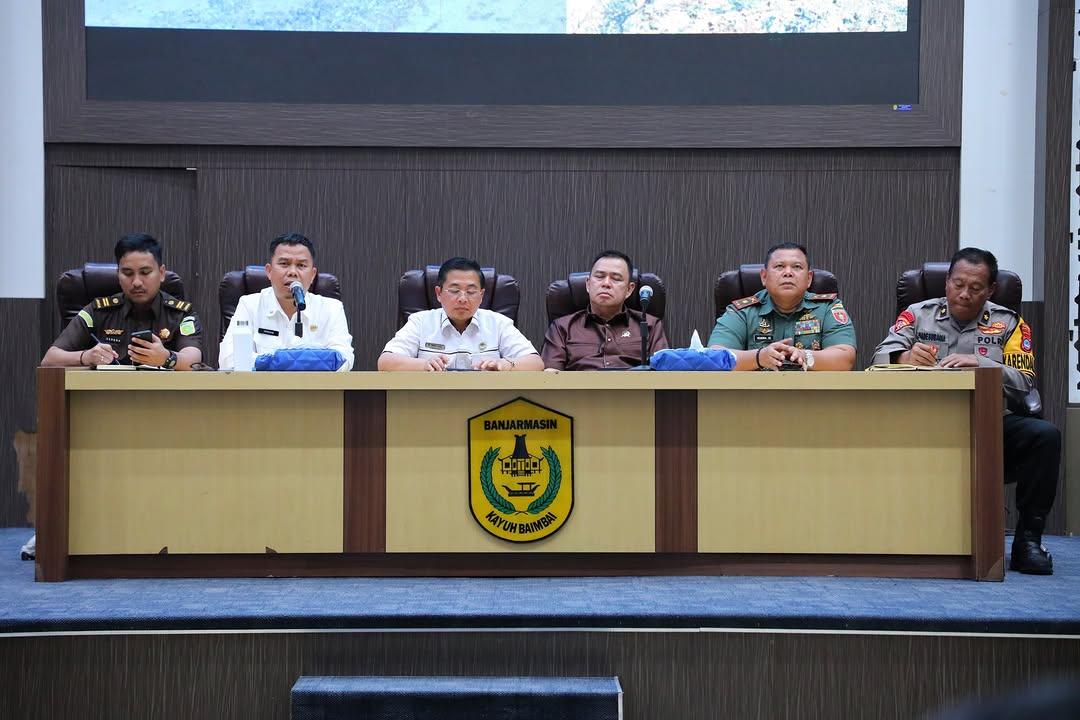 Walikota H Ibnu Sina memimpin Rakoor Darurat Sampah bersama Pemko Banjarmasin dan Forkopimda di Aula Kayuh Baimbai, Rabu (12/02/25). Foto: Prokom Banjarmasin