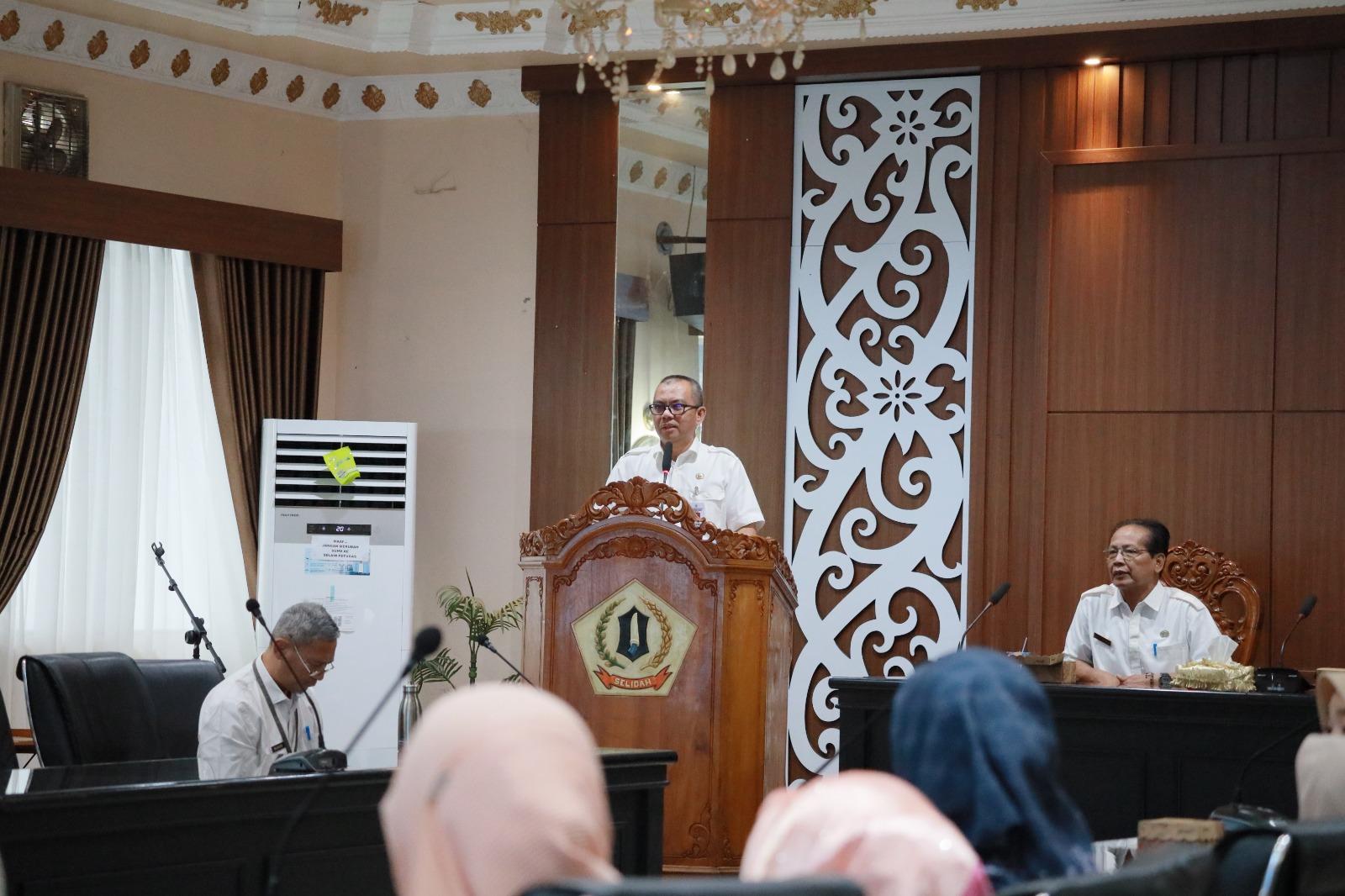 Sekertaris Daerah Barito Kuala Ir. H. Zulkipli Yadi Noor, M. SC. membuka rapat koordinasi Tim Peningkatan Kualitas Keluarga Daerah (TPK2D)bertempat di aula Bahalap. Foto: Humas Pemka Batola