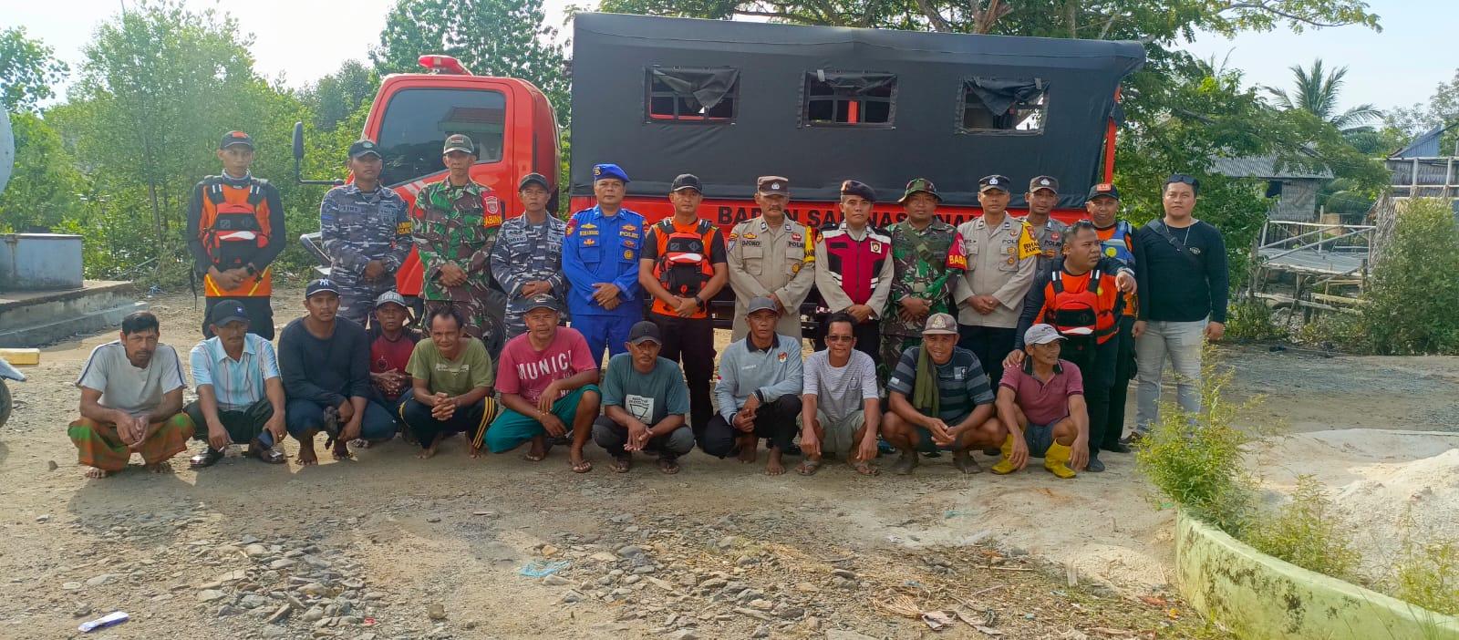 Tim gabungan evakuasi mayat nelayan yang ditemukan di perairan Laut Desa Lontar Kecamatan Pulau Laut Barat . Foto : Humas Polres