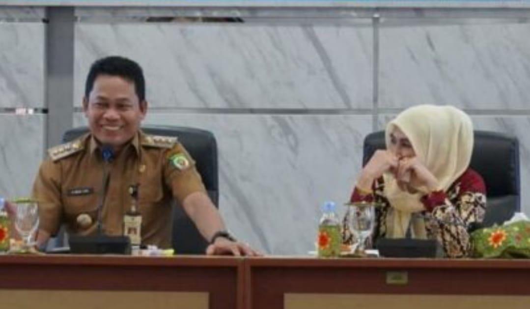 Bupati Balangan, Abdul Hadi, saat memimpin jalannya rapat persiapan peringatan HUT Kabupaten Balangan ke-22 di Aula Benteng Tundakan, Paringin Selatan, Balangan. Foto: Windi/lenterakalimantan.com