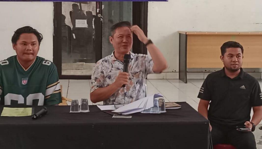 Legislator DPRD Balangan, Saiful Arif, ketika berdiskusi dengan puluhan masyarakat di Kecamatan Paringin, Kabupaten Balangan, saat kegiatan reses berlangsung. Foto: Istimewa