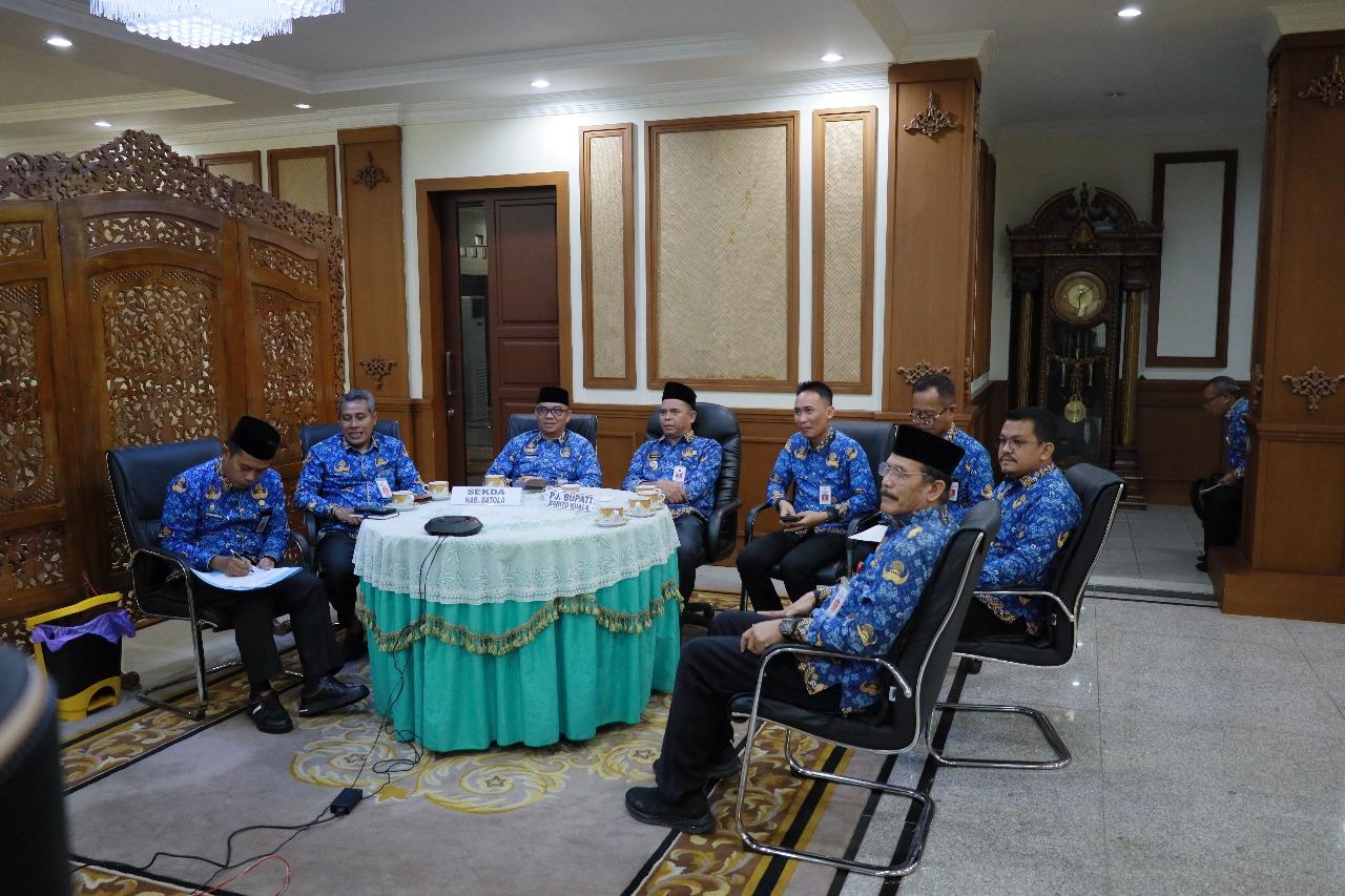 Penjabat (Pj) Bupati Barito Kuala, Dinansyah mengikuti Entry Meeting Gabungan yang diselenggarakan oleh Badan Pemeriksa Keuangan (BPK) Perwakilan Provinsi Kalimantan Selatan secara daring pada Senin, (17/02/2024) di Marabahan. Foto: Humas Pemkab Batola