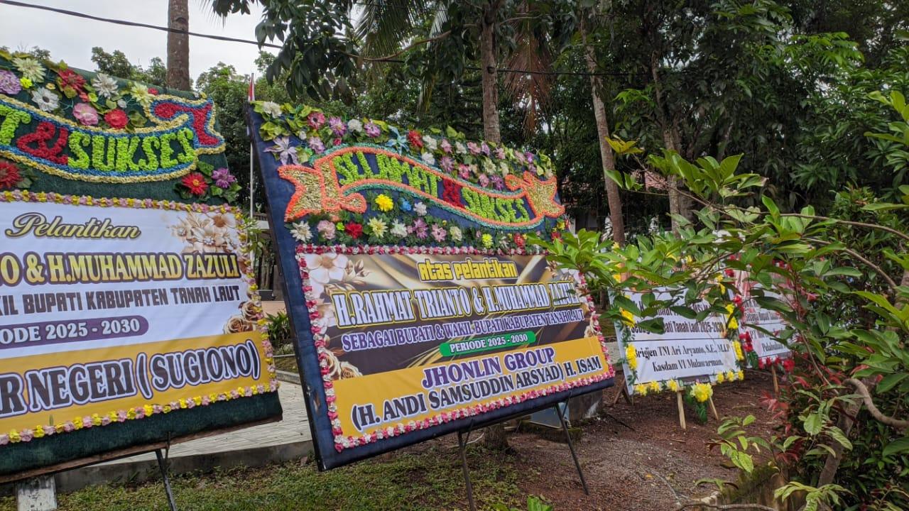 Karangan bunga ucapan selamat atas dilantiknya Bupati dan Wakil Bupati Tanah Laut. Foto: Istimewa
