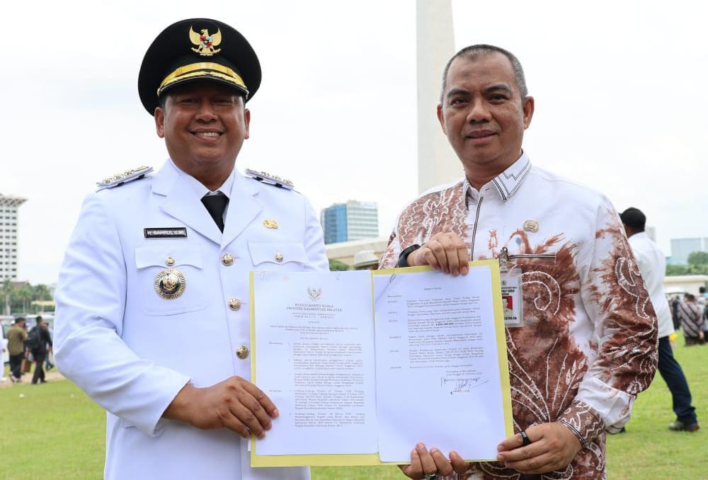 Bupati Barito Kuala 2025-2030, Dr. H. Bahrul Ilmi didampingi Sekretaris Daerah, Zulkipli setelah penandatanganan SK. Foto: Prokopim Batola