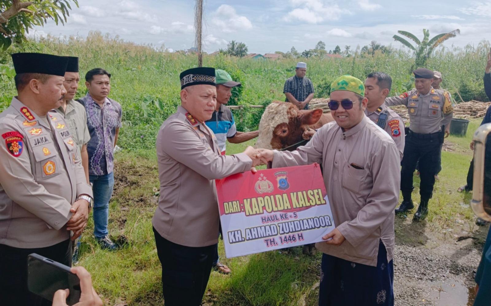 Kapolda Kalsel, Irjen Pol Rosyanto Yudha Hermawan secara simbolis serahkan sumbangan untuk haul guru Zuhdi ke-5 kepada KH Muhammad As'aduddin adik dari KH Ahmad Zuhdiannoor. Foto: Humas Polda Kalsel.