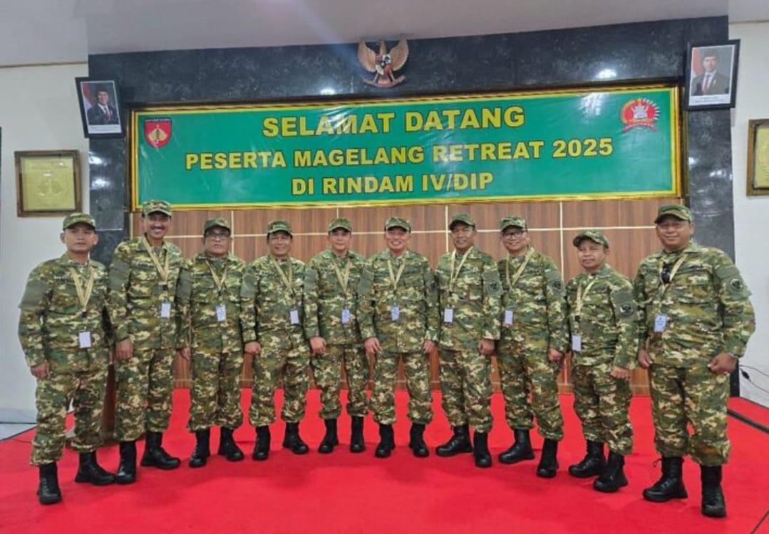 Bupati Balangan, saat berfoto bersama deretan kepala daerah di provinsi Kalimantan Selatan, yang berada diantara Gubernur Kalsel, Muhidin dan Bupati HSU, Sahrujani. Foto: Istimewa