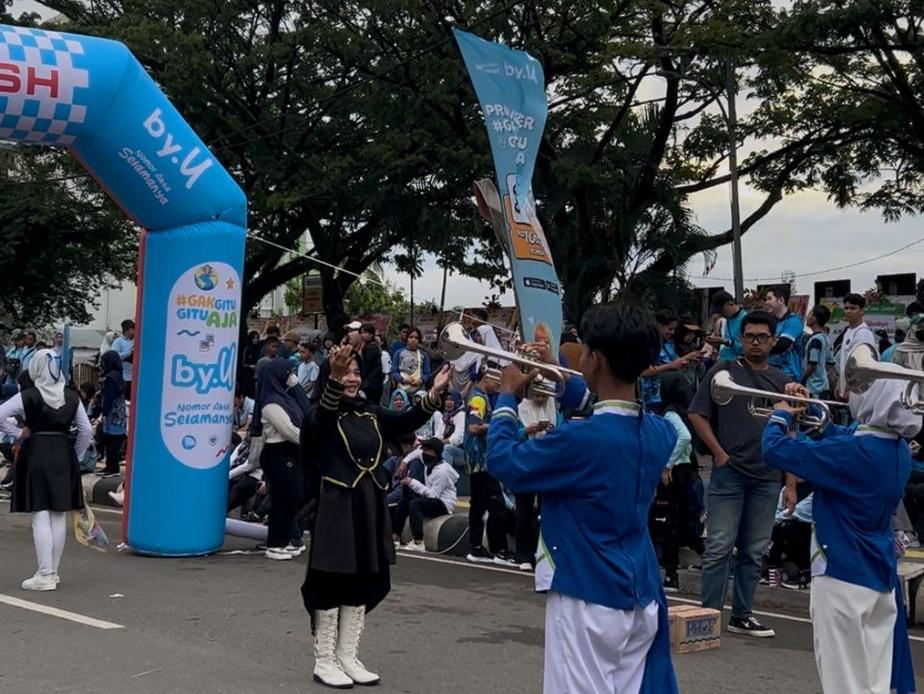 Penampilan Marching Band SMPN 1 Banjarmasin meramaikan Fun Walk Maju Sehat Sejahtera di Pemko Banjarmasin, Minggu (23/02/2025). Foto: Istimewa