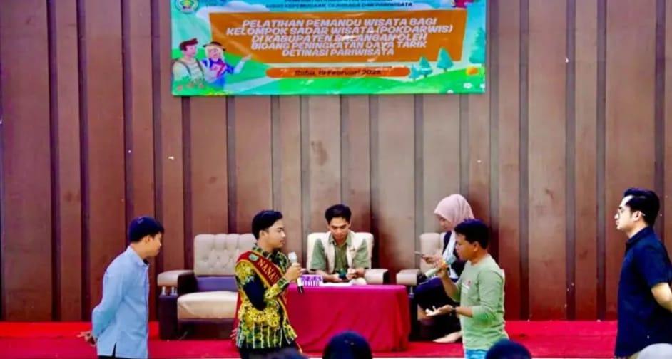 Sejumlah anggota Kelompok Sadar Wisata (Pokdarwis) di Kabupaten Balangan, mengikuti kegiatan pemandu wisata, yang digelar Disporapar setempat, di Gedung Sanggam Paringin, Balangan, baru-baru ini. Foto: MC Balangan