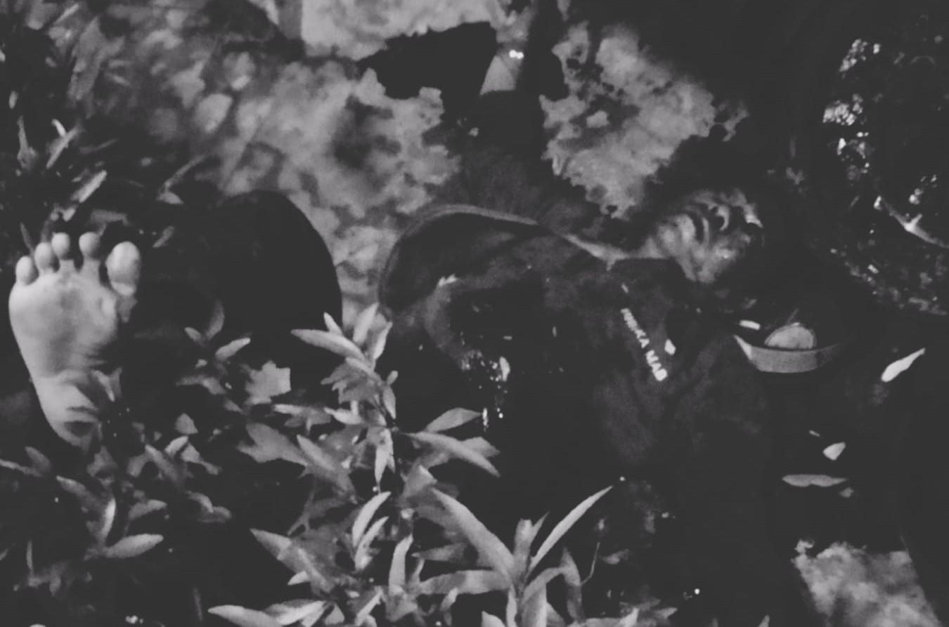 Korban tergeletak bersimbah darah dengan sejumlah luka tusuk akibat perkelahian. Foto: Humas Polsek Banjarmasin Selatan