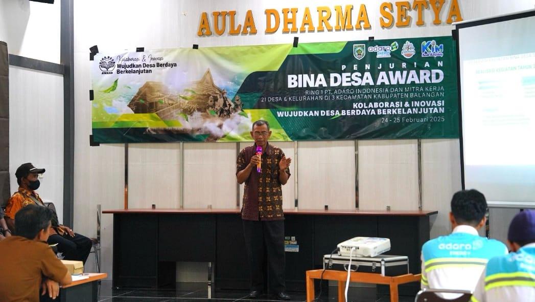 Salah seorang peserta mempresentasikan desanya, dalam mengadu inovasi di penilaian ajang Bina Desa Award 2025 yang berlangsung di di Aula Dharma Setya, Dinas Pemberdayaan Masyarakat dan Desa Kabupaten Balangan, Paringin Selatan. Foto: MC Balangan