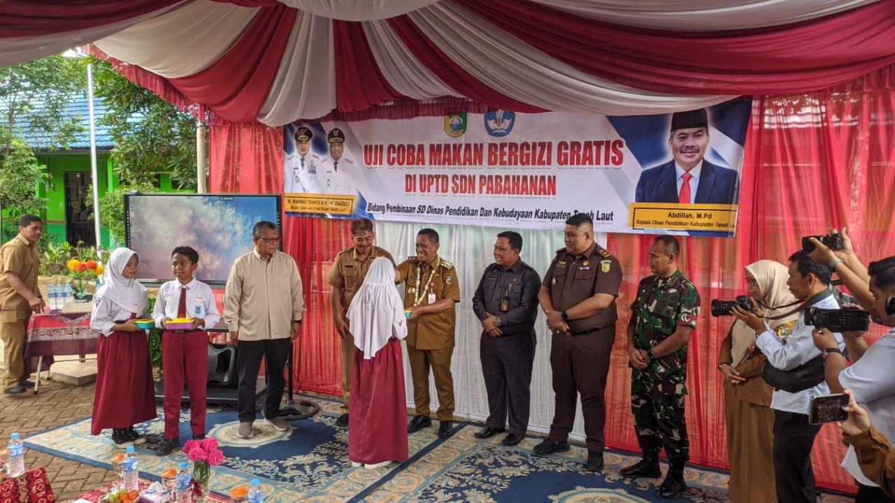 Uji coba program makan bergizi gratis sudah mulai diterapkan di sekolah SDN Pabahanan, Pelaihari, Kabupaten Tanah Laut (Tala). Foto: Diskominfo Tala