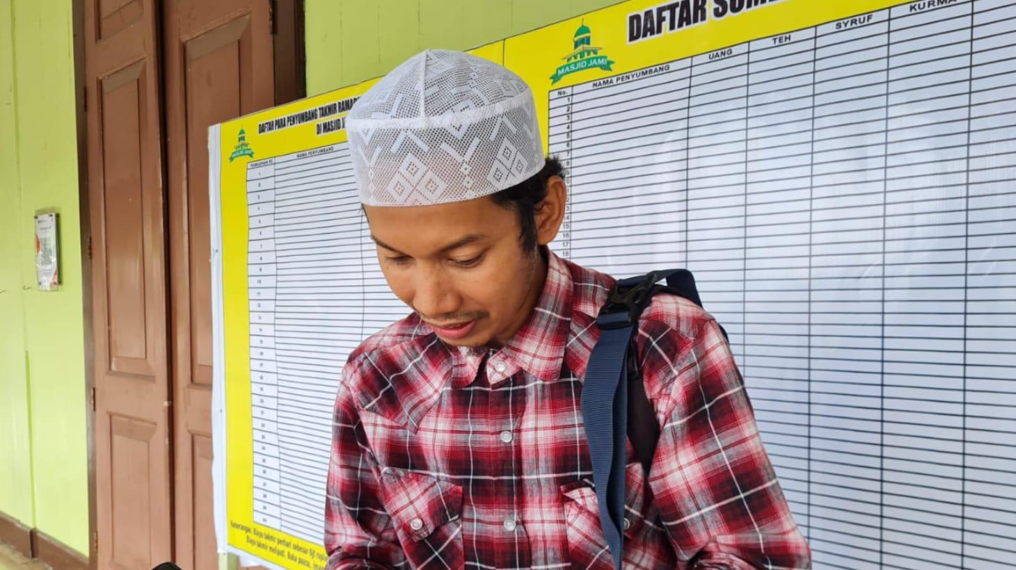Rizal (32) jemaah asal Jawa Barat, Depok saat di wawancarai awak media. Foto: Arsyad/lenterakalimantan.com