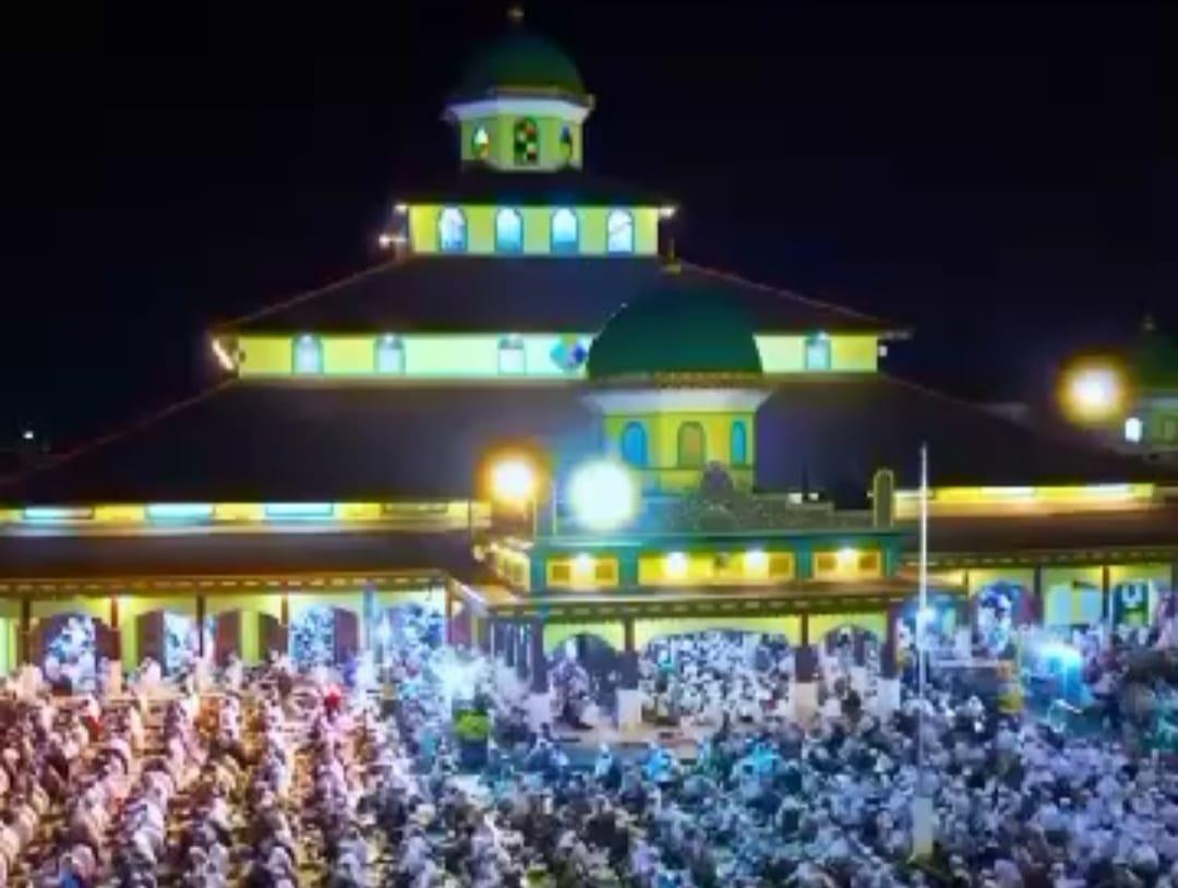 Area Masjid Jami Banjarmasin dipadati lautan jemaah, Selasa (25/2/2025). Foto: Arsyad/lenterakalimantan.com
