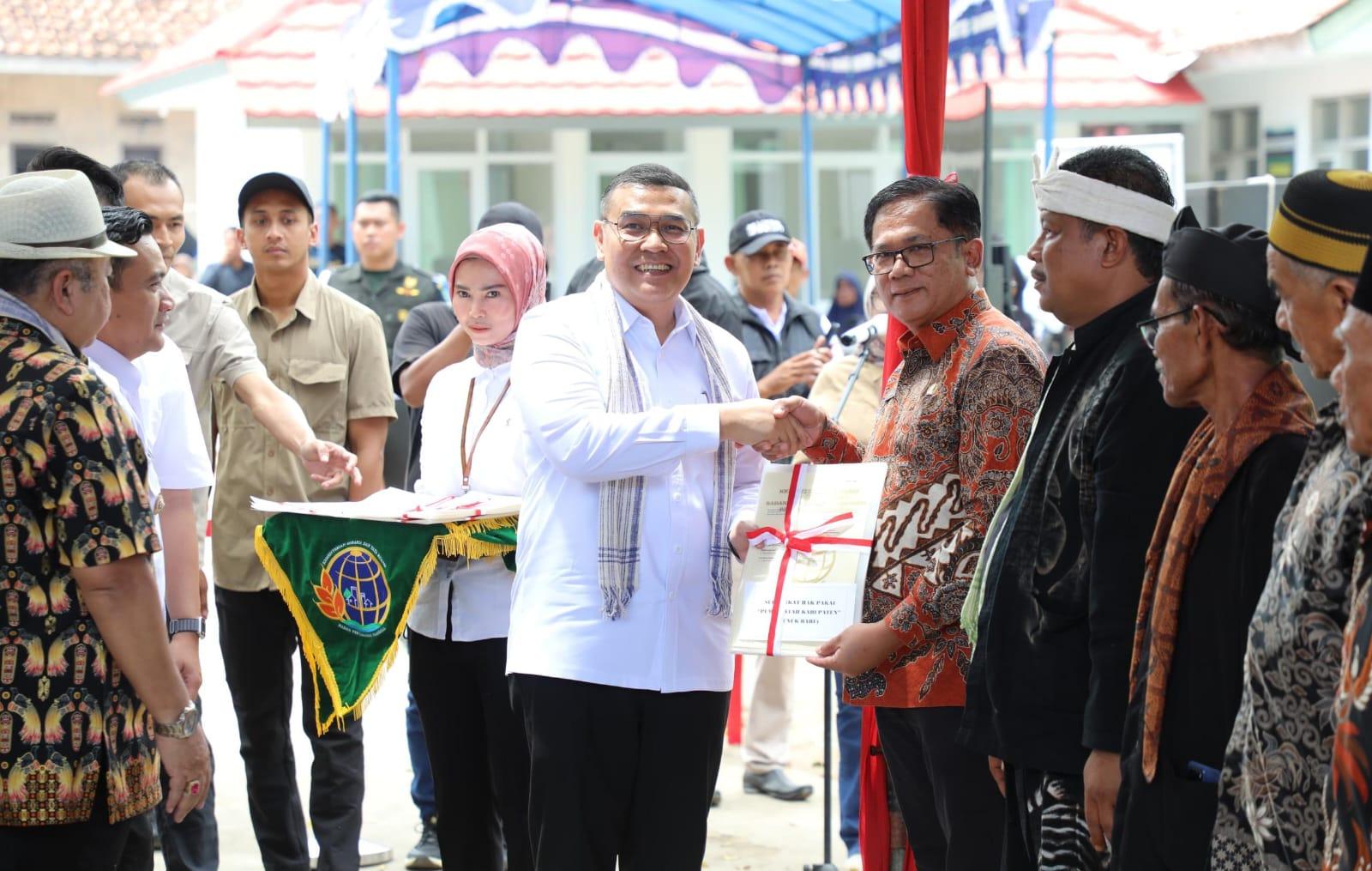 Wamen ATR/BPN, Ossy Dermawan serahkan 1.641 sertifikat hasil redistribusi tanah di Kabupaten Majalengka, Kamis (13/2/2025). Foto: Humas Kementerian ATR/BPN
