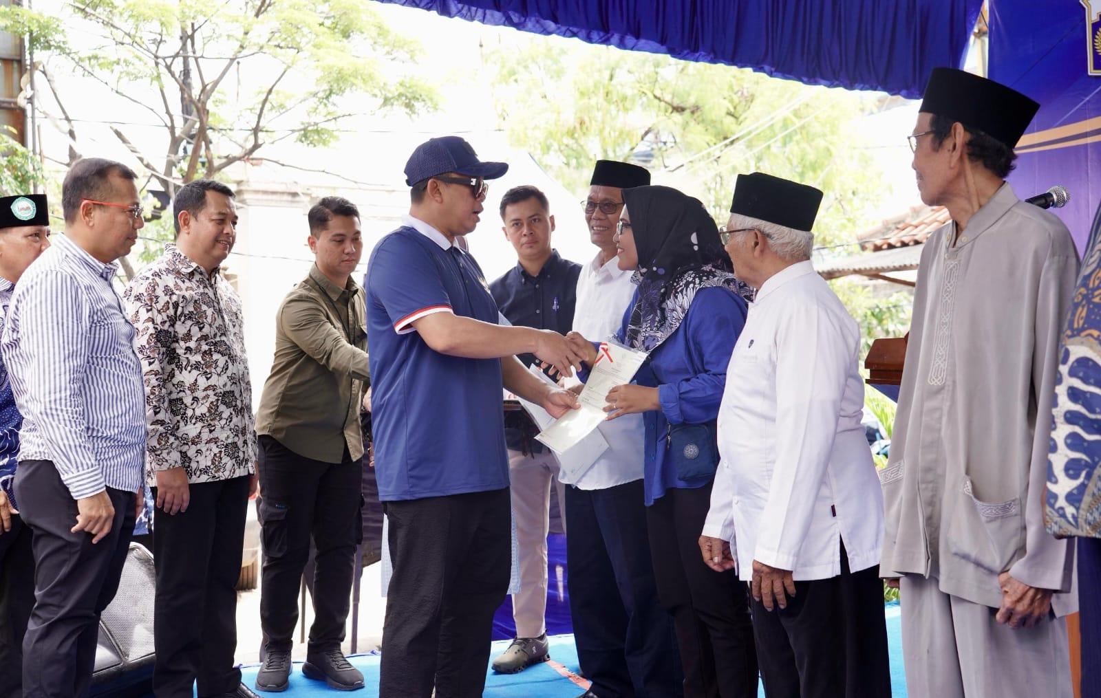 Menteri ATR/BPN serahkan sertifikat HGB kepada masyarakat Kampung Nelayan Muara Angke, Minggu (16/2/2025). Foto: Humas kementerian ATR/BPN