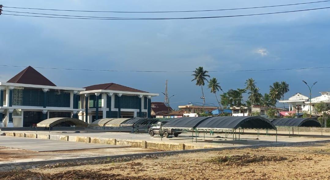 Puluhan tenda sudah nampak terpasang di lokasi baru Pasar Ramadan 2025, di Halaman Gedung Dekranasda Paringin, atau eks terminal Paringin, Paringin Kota, Kabupaten Balangan. Foto: Windi/lenterakalimantan.com