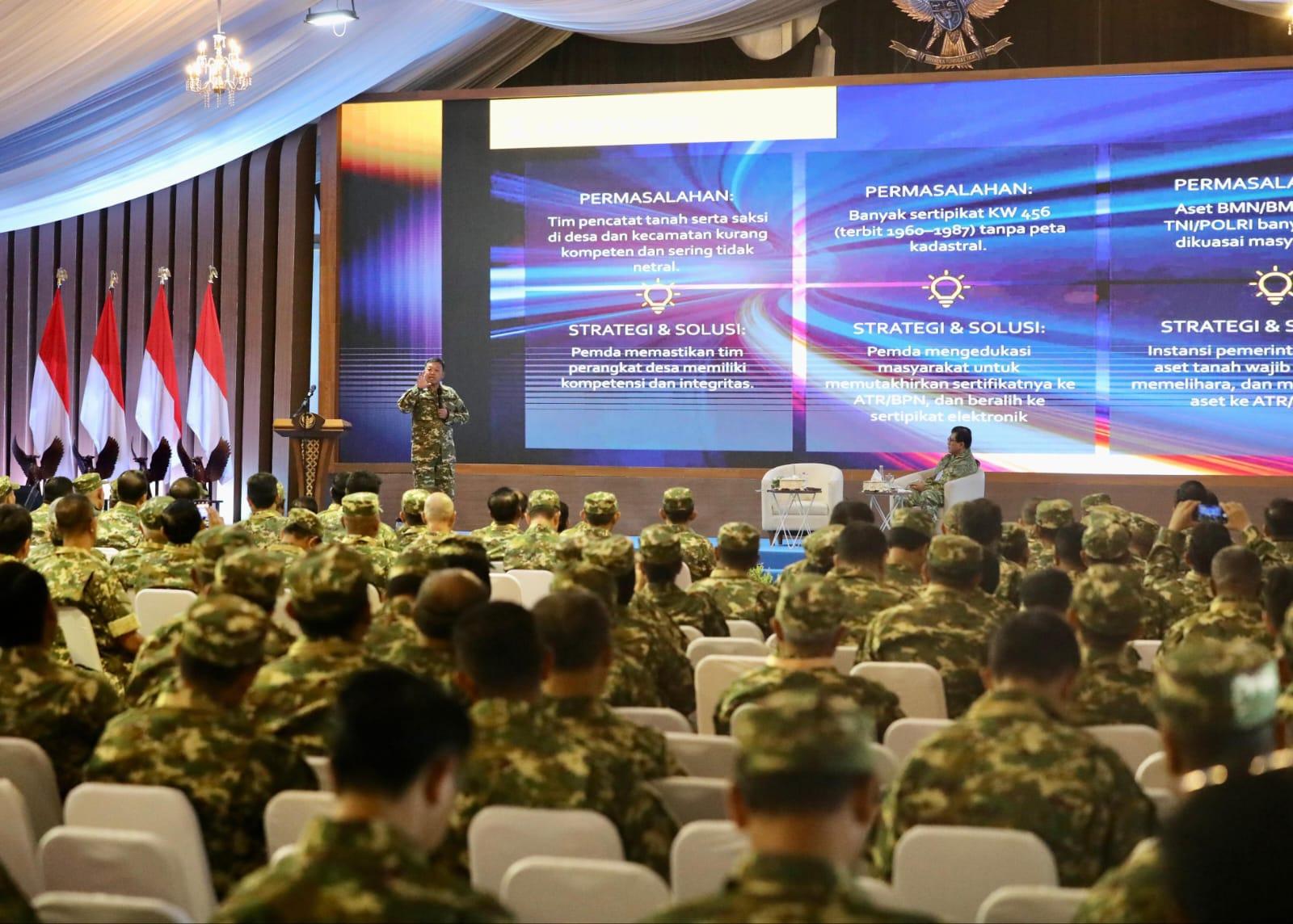 Menteri ATR/BPN, Nusron Wahid berikan pembekalan kepada seluruh kepala daerah pada retret yang berlangsung di Komplek Akademi Militer Magelang, Kamis (27/2/2025). Foto: Humas Kementerian ATR/BPN