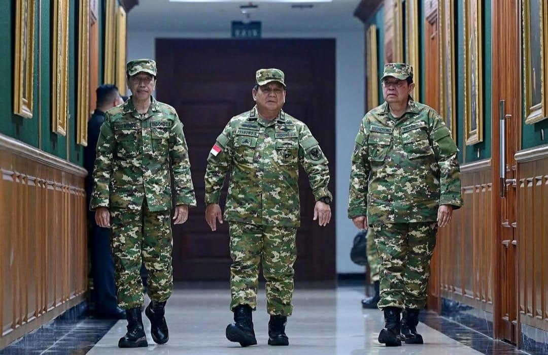 Presiden ke-6, Susilo Bambang Yudhoyono dan Presiden ke-7, Ir. Joko Widodo dampingi Presiden ke-8 RI, Prabowo Subianto saat parade gelar senja yang berlangsung di Akmil Magelang, Jawa Tengah, Kamis (27/2/2025) malam. Foto: BPMI Setpres.