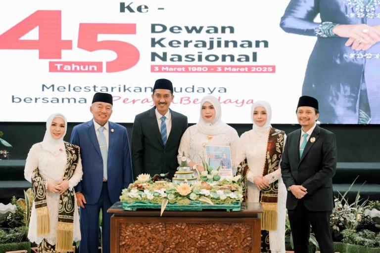 Gubernur Kalimantan Selatan (Kalsel) H Muhidin menyerahkan Memori Jabatan dan Surat Keputusan (SK) Menteri Dalam Negeri (Mendagri) tentang Pengesahan Pengangkatan Bupati dan Wakil Bupati Banjar kepada H Saidi Mansyur dan Habib Idrus Al Habsyi, di Mahligai Pancasila, Banjarmasin Rabu (5/3/2025) sore. Foto: Pemkab Banjar