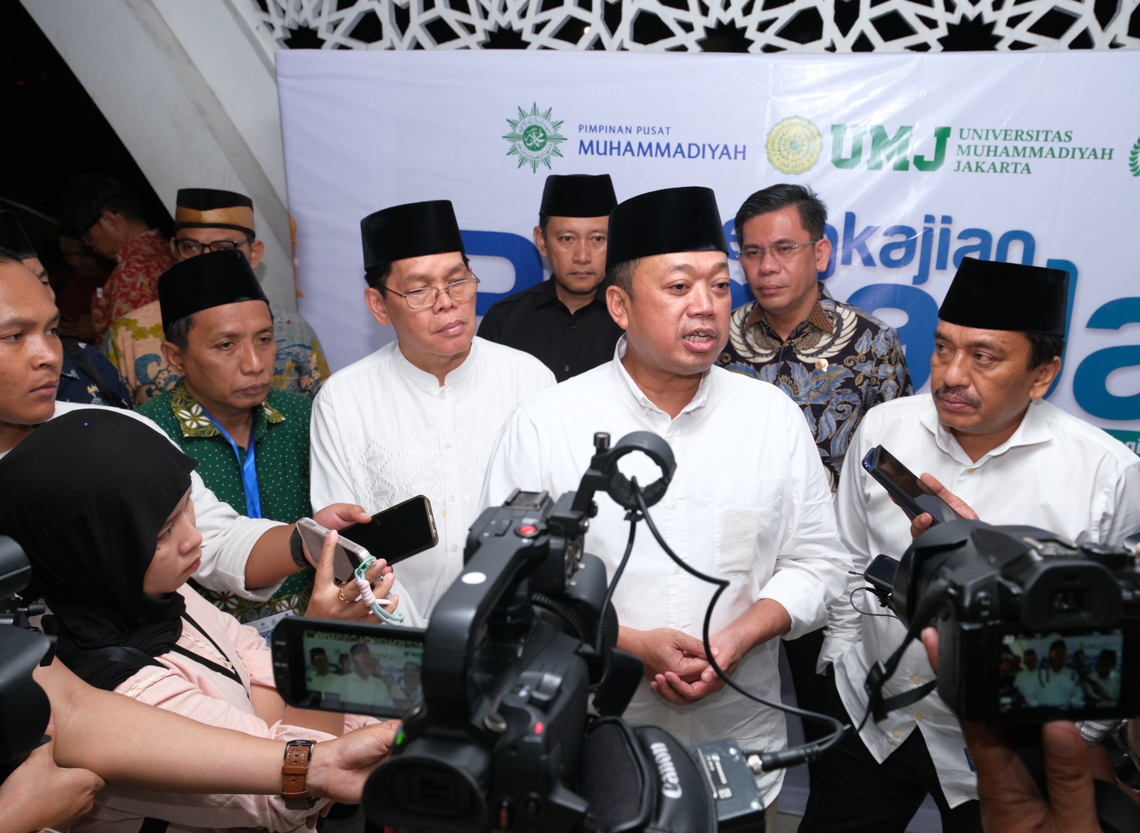 Menteri ATR/BPN, Nusron Wahid dihadapan media saat ditemui usai menghadiri acara kajian ramadan 1446 H di Auditorium Universitas Muhammadiyah, Jakarta, Tangerang Selatan, Kamis (6/3/2025). Foto: Humas Kementerian ATR/BPN