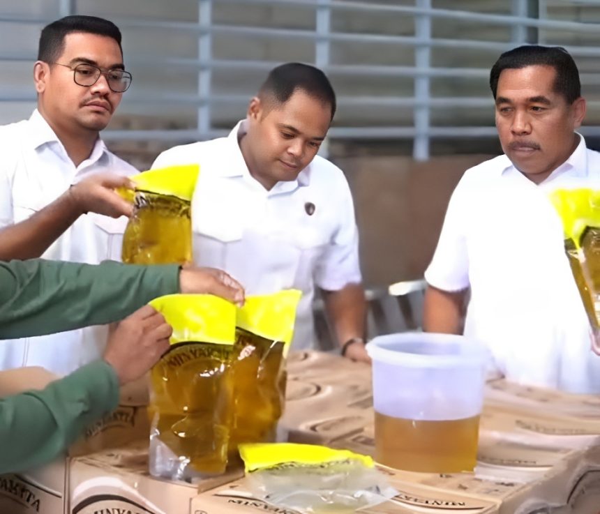 Satgas Pangan Subdit Reskrimsus Polda Kalsel lakukan pengecekan MinyaKita di pergudangan Gambut, Rabu (19/3/2025). Foto: Humas Polda Kalsel