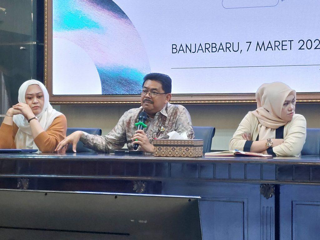 Kepala Dinas Kominfo Kalsel, Muhamad Muslim menyampaikan sambutan pada kegiatan in house training di Aula Dinas Kominfo, Jumat (7/3/2025). MC Kalsel/Jml