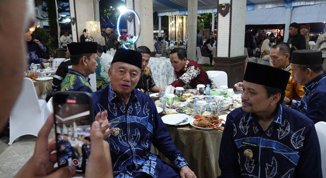 Gubernur Kalsel,H Muhidin dan Wagub Kalsel, Hasnuryadi Sulaiman Berbuka Puasa Bersam. Foto: Adpim Kalsel