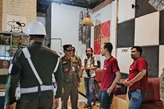 Jajaran Satpol PP Tabalong melakukan sosialisasi di THM yang buka sebelumnya. Foto: JM/lenterakalimantan.com